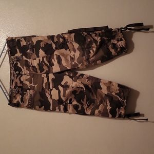 Feathers camo capris sz Med